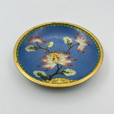 купить Розетка с цветочным декором на синем облачном фоне с зеленой каймой, выполненная в технике клуазоне, латунь, перегородчатая эмаль, Китай, 1950-1980 гг.