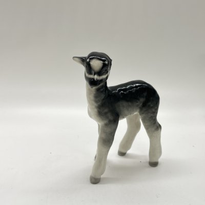 купить Статуэтка "Ягнёнок", скульптор Б.Я. Воробьев, фарфор, роспись, Ленинградский фарфоровый завод (ЛФЗ), СССР, 1970-1991 гг.