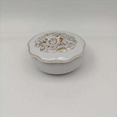 купить Шкатулка "Рельефные цветы", автор С.Е. Яковлева, фарфор, золочение, Ленинградский фарфоровый завод (ЛФЗ), СССР, 1950-1960 гг.