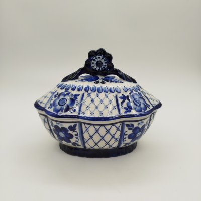 купить Шкатулка (конфетница) овальной формы с растительным декором, фарфор, роспись, Объединение «Гжель», 1986-1991 гг.