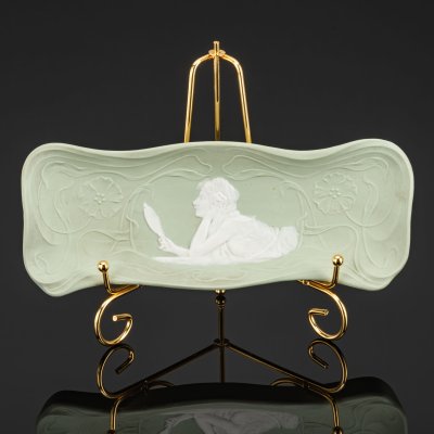 купить Подставка в стиле модерн для хранения дамских принадлежностей с изображением девушки с зеркалом, бисквит, рельеф, тонировка, Российская империя, 1900-1910 гг.