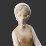 Купить Статуэтка "Девушка у фонтана", скульптор Vicente Martinez, фарфор, роспись, NAO Porcelain, Испания, 1980-1990 гг.