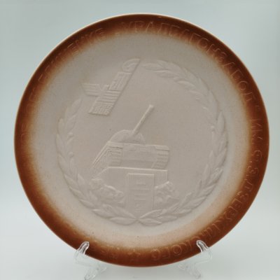 купить Тарелка декоративная "50 лет Уральскому вагоностроительному заводу имени Ф. Э. Дзержинского", фарфор, бисквит, рельеф, Богдановичский фарфоровый завод, СССР, 1986 г.