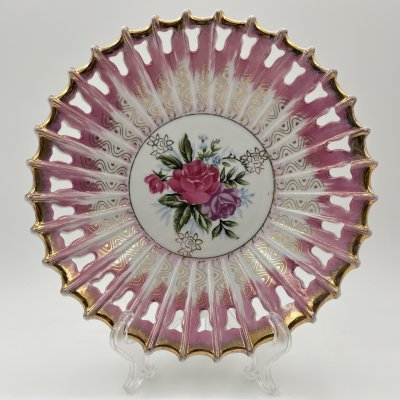 купить Конфетница (сухарница) с прорезным бортом, украшенная цветочным декором, фарфор, деколь, золочение, Западная Европа, 1940-1960 гг.