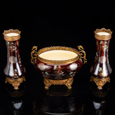 купить Интерьерное каминное трио для цветочных композиций (две вазы и кашпо), фаянс, латунь, роспись эмалями, крытье, золочение, Boch Freres Keramis, Бельгия, 1900-1920 гг.