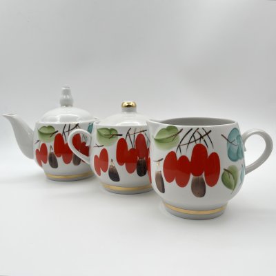 купить Набор для сервировки стола "Кизил" (чайник, саханица, молочник), фарфор, роспись, золочение, Краснодарский фарфорово-фаянсовый завод «Чайка», СССР, 1960-1991 гг.