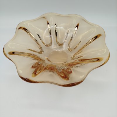 купить Конфетница медового оттенка, цветное стекло, Ленинградский завод художественного стекла (ЛЗХС), СССР, 1960-1980 гг.