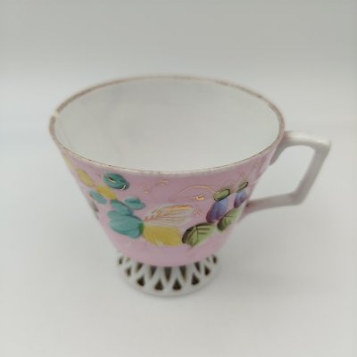 купить Чашка "Въ день ангела" в розовом оттенке с цветочным декором, фарфор, крытье, роспись, Товарищество М.С. Кузнецова в Вербилках (г. Дмитров), Российская империя, 1892-1915 гг.