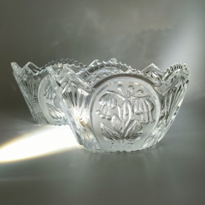 купить Пара миниатюрных конфетниц, декорированных резным изображением цветов фуксии, худ. П. А. Ледяев, хрусталь, алмазная грань, матирование, Завод «Красный Гигант», СССР, 1970-1990 гг.