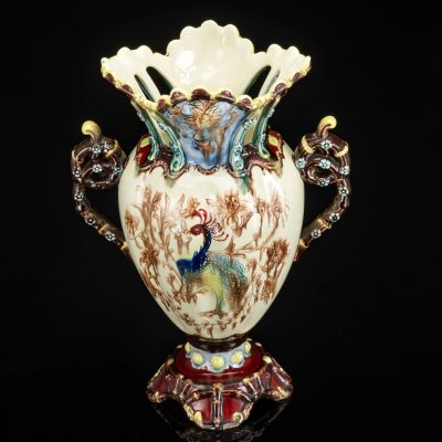 купить Ваза-амфора с изображением павлина, цветочным декором и прорезной горловиной, предположительно фабрика "Julius Greiner & Sohn" или "Eichwald", фаянс, майолика, Австро-Венгрия, 1880-1900 гг.