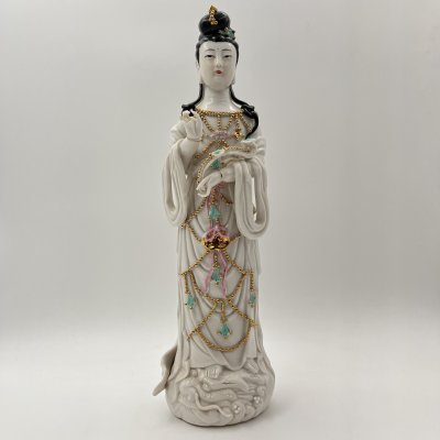 купить Статуэтка "Богиня милосердия Бодхисаттва Гуань Инь" (Гуаньинь) на основании в виде дракона, фарфор, роспись, золочение, Китай, 1960-1980 гг.
