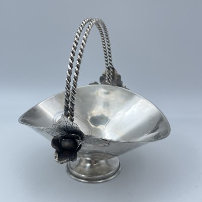 купить Ваза в стиле модерн (конфетница), украшенная цветочным декором, медь, серебрение, Европа, 1900-1930 гг.