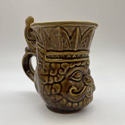 купить Кружка пивная с фигурной ручкой "Царь Дадон", керамика, цветные поливы, Московский завод «Изолятор», СССР, 1970-1980 гг.