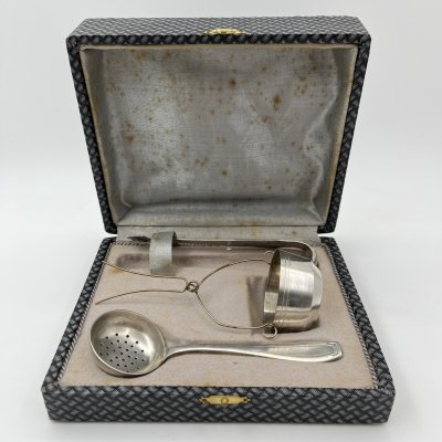 купить Набор сервировочный для чая (щипцы для сахара, ситечко для чайника, ситечко с ручкой) с в кофре, металл, серебрение, Западная Европа, 1930-1970 гг.