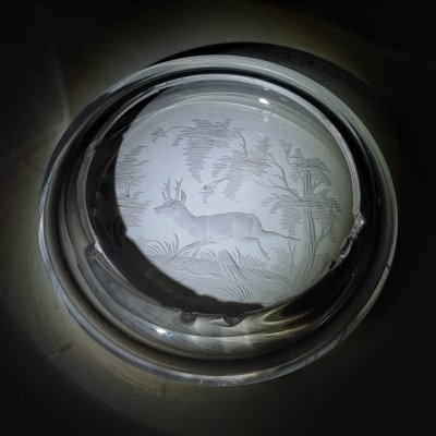 купить Пепельница с изображением бегущего оленя, стекло, резьба, золочение, Европа, 1900-1940 гг.