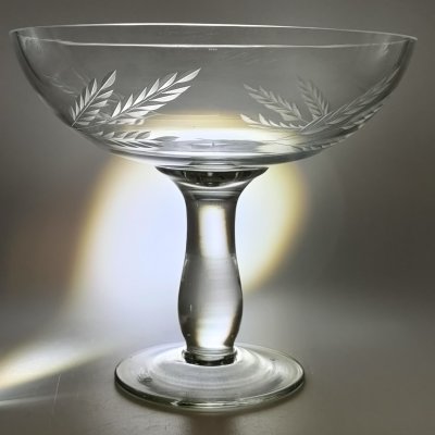 купить Ваза на ножке, украшенная растительным декором в виде колосьев, стекло, резьба, СССР, 1940-1960 гг.