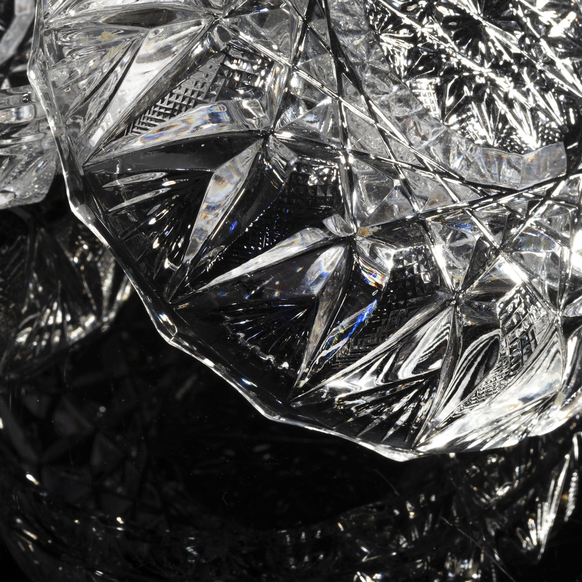 хрусталь с алмазной гранью. хрусталь алмаз. хрусталь алмаз. стильные хрустальные конфетницы. кристалл бриллиант ограненный.