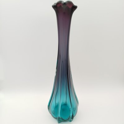 купить Ваза с ребристым туловом и переходом от цвета морской волны к фиолетовому, цветное стекло, Чехословакия, 1970-1990 гг.