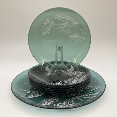 купить Сервировочный набор с изображением ветки ели с шишками, состоящий из блюда и 6-ти десертных (пирожковых) тарелок, стекло, Россия, 2010-2020 гг.