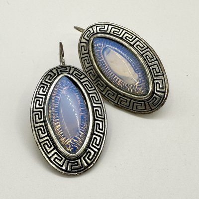 купить Серьги со вставками перламутрового оттенка, украшенные меандром, металл, композитный материал, Китай, 1990-2000 гг.