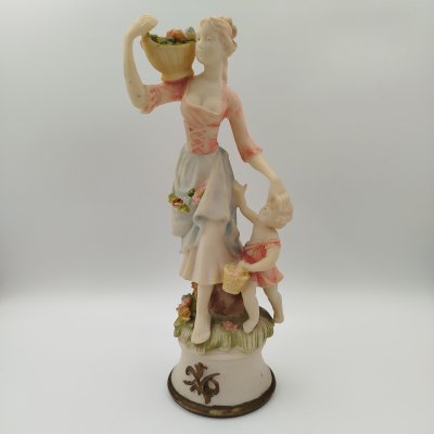 купить Статуэтка на постаменте "Цветочница с ребенком", композитный материал, Европа, 1990-2010 гг.