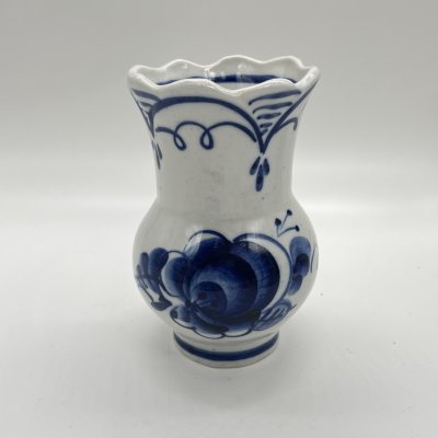 купить Вазочка для небольшого букета с расписным цветочным декором, Гжель, фарфор, роспись, Россия, 1990-2010 гг.