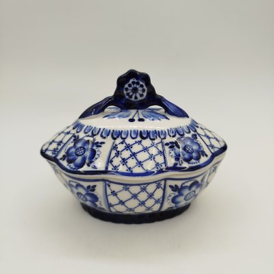 купить Шкатулка (конфетница) овальной формы с растительным декором, фарфор, роспись, Объединение «Гжель», СССР, 1986-1991 гг.