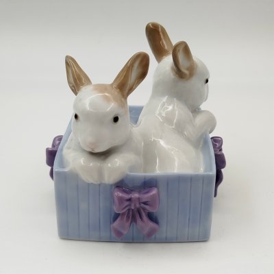 купить Статуэтка "Кролики в коробке", фарфор, роспись, NAO Porcelain, Испания, 1988-2000 гг.
