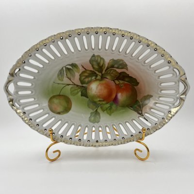 купить Сухарница овальной формы с прорезным бортом, украшенная изображением яблок, фарфор, деколь, золочение, Западная Европа, 1900-1930 гг.