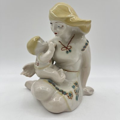 купить Статуэтка "Материнство", автор Е.А. Липиса, фарфор, роспись, Полонский завод художественной керамики (Полонное ЗХК), СССР, 1973-1991 гг.