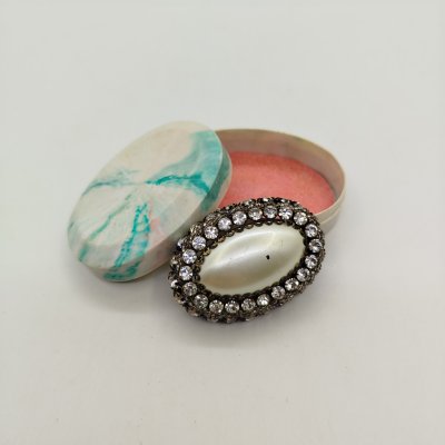 купить Брошь овальной формы с белой вставкой в родной коробке, металл, стекло, поделочный камень, Чехословакия, 1960-1980 гг.