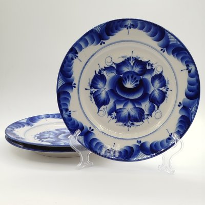 купить Набор из 3-х обеденных тарелок с цветочным декором, ав. Пятнова, фарфор, роспись, Гжельская фарфоровая мануфактура «Галактика», Российская Федерация, 1991-2015 гг.