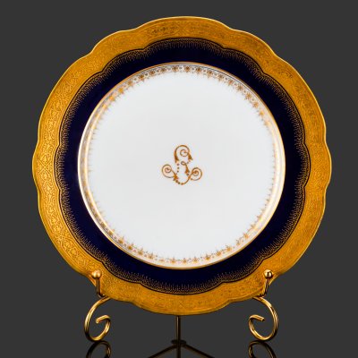 купить [Золотая марка] Тарелка с монограммой, фарфор, крытье кобальтом, золочение, Товарищество М.С. Кузнецова, Российская империя, 1890-1917 гг.