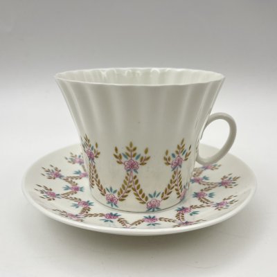 купить Чайная пара "Цветочная гирлянда", форма "Одуванчик", фарфор, костяной фарфор, деколь, золочение, Ленинградский фарфоровый завод (ЛФЗ), СССР, 1960-1980 гг.