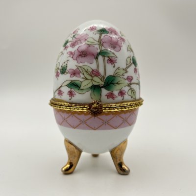 купить Шкатулка в форме яйца с цветочным декором в розовых оттенках, фарфор, деколь, золочение, сплав металлов, Европа, 2010-2015 гг.
