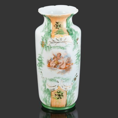 купить Ваза, украшенная изображением ангелов и растительным узором, стекло, (молочное), роспись, золочение, деколь, Европа, 1900-1920 гг.