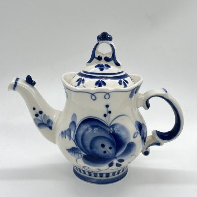 купить Чайник миниатюрный заварочный с расписным цветочным декором (крышка в подборе), Гжель, фарфор, роспись, Россия, 1990-2010 гг.