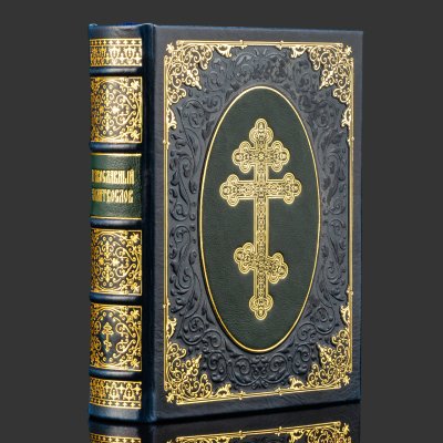 купить Подарочный набор "Молитвослов" с иконой Ангел Хранитель, бумага, кожаный переплет, тиснение, золочение, обрез с принтом; дерево, металл, серебрение; в подарочном коробе с бархатным ложеменом, обтянутом кожей и бархатной подарочной упаковке, Российская Федерация, 2025 г.