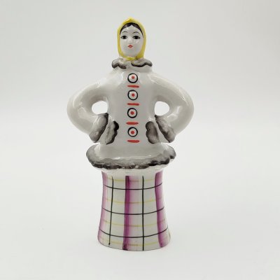 купить Статуэтка "Девушка в зимнем пальто", фарфор, роспись, Турыгинский фарфоровый завод артели «Художественная керамика» (Гжель), СССР, 1970-1990 гг.