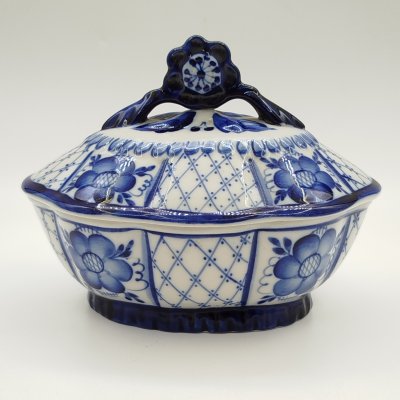 купить Шкатулка (конфетница) овальной формы с растительным декором, фарфор, роспись, Объединение «Гжель», СССР, 1986-1991 гг.