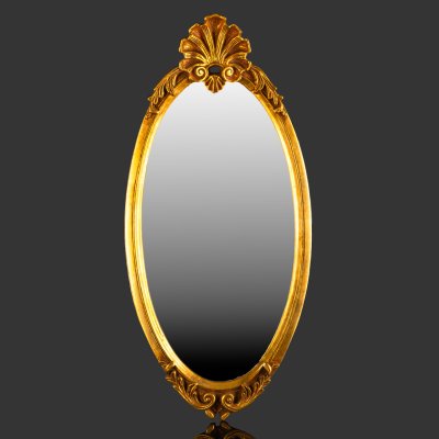 купить Зеркало в овальной раме золотистого оттенка с рокайльным элементом, зеркальное полотно, композитный материал, крашение, Европа, 1980-2000 гг.