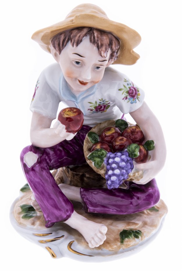 купить Статуэтка "Мальчик с виноградом", фарфор, роспись, Западная Европа, 1980-2000 гг.