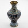 Купить Ваза формы "юйвэй" (рыбий хвост) с композицией "шуан лун си чжу" в виде двух драконов, играющих с огненной жемчужиной, на чёрном облачном фоне, а также со стилизованным изображением волн в нижней части ножки и цветочным орнаментом на горловине и плечах, латунь, клуазоне (перегородчатая эмаль), Китай, 1910-1940 гг.