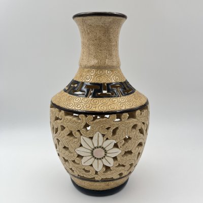 купить Ваза декоративная с прорезным туловом и изображением цветов, керамика, роспись, Вьетнам, 1960-1980 гг.