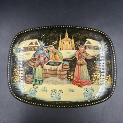 купить Шкатулка "У колодца", худ. Белов Л., папье-маше, роспись, лак, Палех, Российская Федерация, 2000-2020 гг.