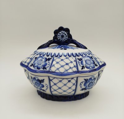 купить Шкатулка (конфетница) овальной формы с растительным декором, фарфор, роспись, Объединение «Гжель», СССР, 1986-1991 гг.