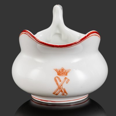 купить Молочник с монограммой "БС" под дворянской короной и кантом красного цвета, фарфор, деколь, обводка, Фарфоровый завод братьев Корниловых, Российская империя, 1884-1917 гг.