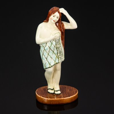 купить [подписная] Статуэтка "После бани", автор росписи Р.И. Холомкина, Конаковский фаянсовый завод, фаянс, роспись, Российская Федерация, 2010-2020 гг.