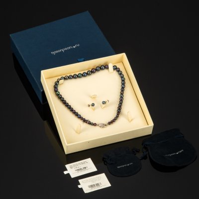 купить Гарнитур женский (бусы и серьги) в оригинальной коробке с бирками, фирма "Nasonpearl", металл, жемчуг чёрный пресноводный (цвет "павлин", поставщик сырья - Китай), Российская Федерация, 2015-2018 гг.