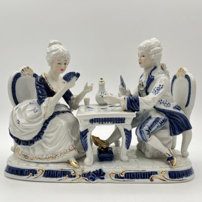купить Статуэтка "Галантная сцена" ("За игрой"), фарфор, деколь, роспись, золочение, Европа, 1980-2000 гг.